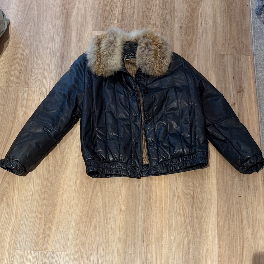 Elegant Black Bomber Jacket with Fur Collar